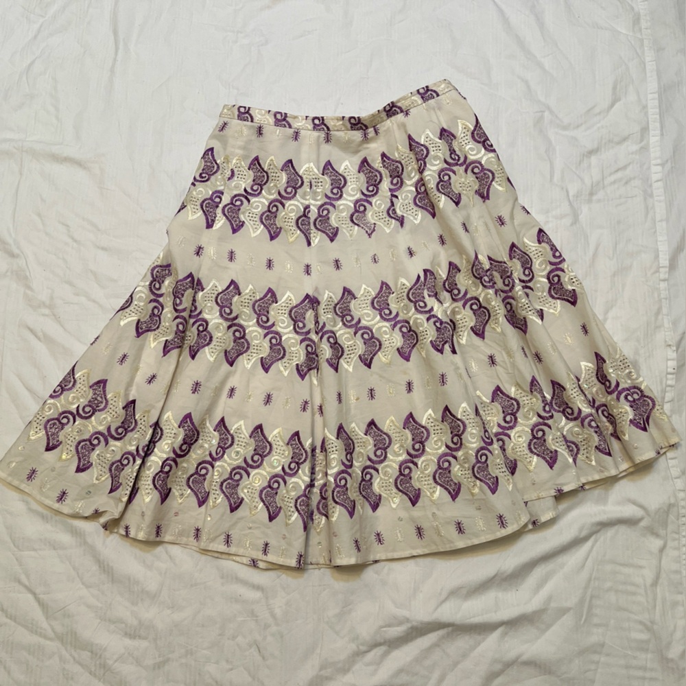 WD-NY 100% cotton skirt w/ polyester lining. Beautiful embroidery with sequins